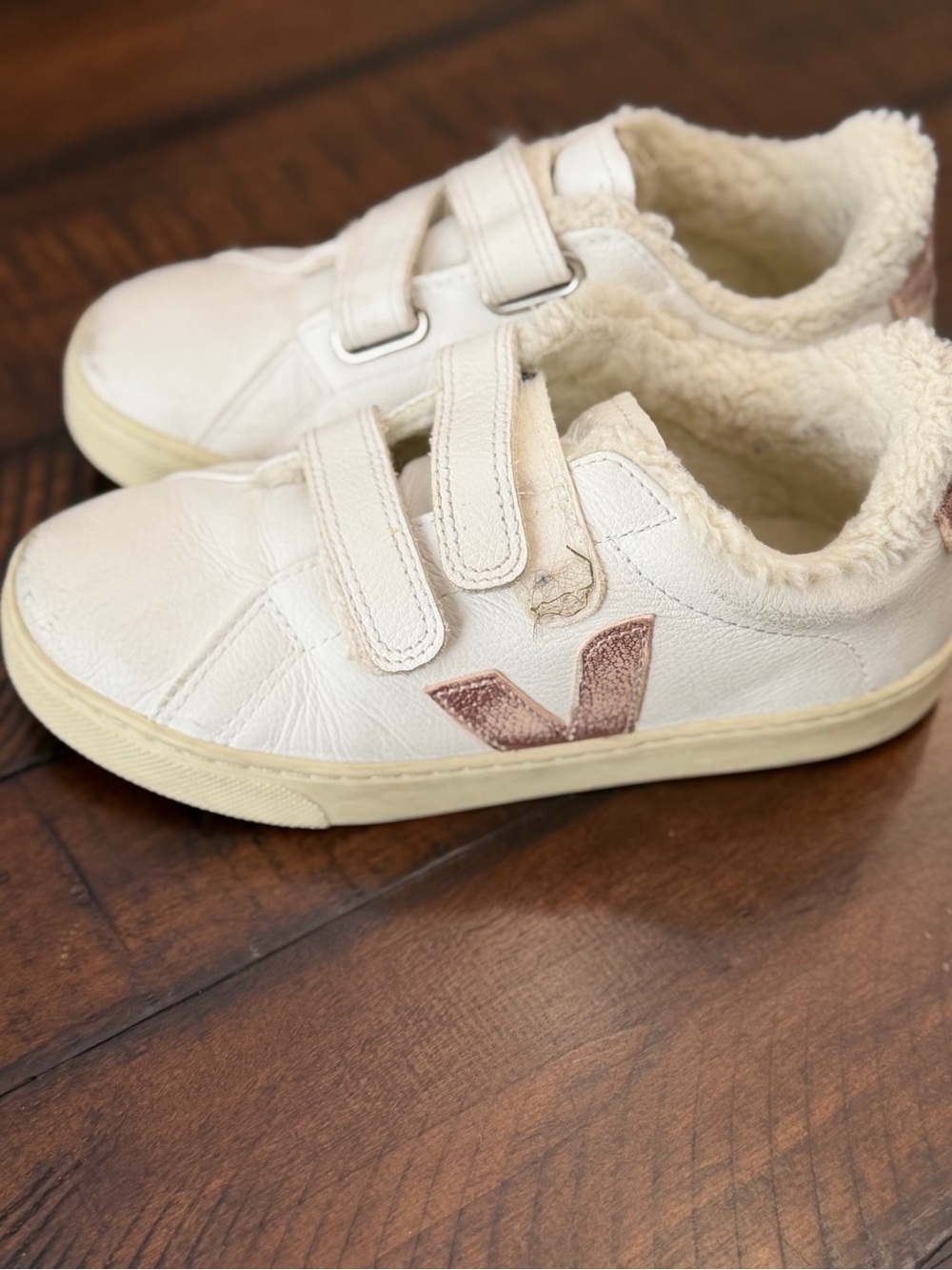 Veja Kids Sherpa lined Velcro sneakers size 34 (US 3)
